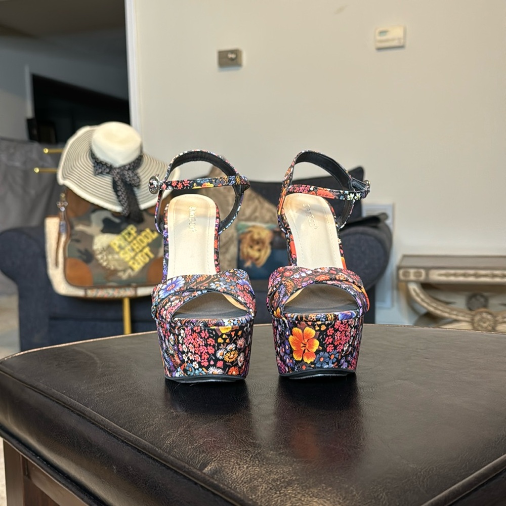 Bamboo flowers platform